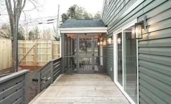 Luxe Cottage w/ hot tub + firepit + library near lake. Pet friendly!