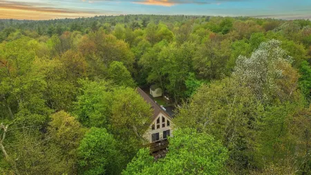 Chalet on Chalet by AvantStay Bright Cabin w Deck Fire Pit Near Lake