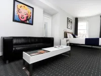 Maverick Suites at 245 Newbury St Các khách sạn gần Ga Back Bay