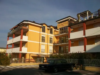 Ferretti Residence Garda Palace Các khách sạn gần Porta Verona