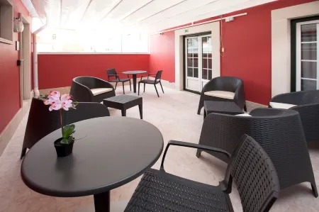 Famous Crows Lisbon Suites Отели рядом с достопримечательностью «Jardim da Praca do Imperio»