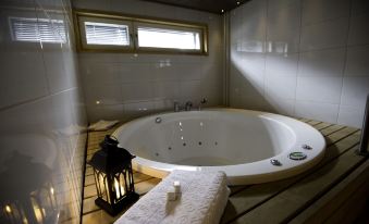 Levi Suites Unna Mànnu