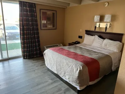 Hotel Weston Rfd Hotel dekat Rockford Plaza Shopping Center