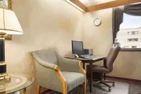Super 8 by Wyndham Milwaukee Airport - Business