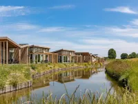 Detached Luxurious Lodge with Washingmachine, Near the Beach