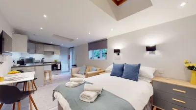 Wimbledon Studios Hotels near Godstone Tabernacle