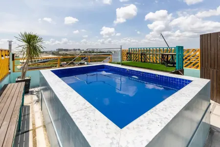 Rain Airport Bed and Breakfast Отели рядом с достопримечательностью «Arista Place»