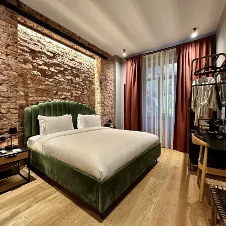 Ruz Hotels Отели рядом с достопримечательностью «Станция метро Şişhane »