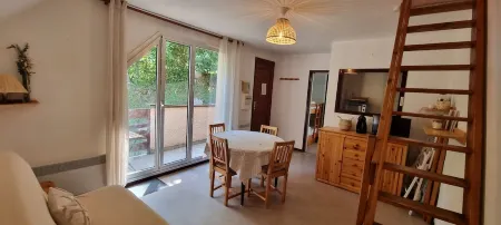 Bright apartment, quiet, 5 min from the center, 2 bedrooms, 4/5p, balcony, parking