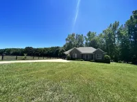Modern farm Home Close to Jordan lake and Downtown apex Hotels near American Tobacco Trail - White Oak Church Road Parking