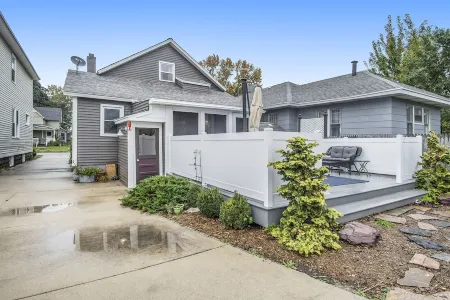 Charming 3BR Home in Muskegon – Walk to Downtown & Lake! Отели рядом с достопримечательностью «Беюкма Плейфилд»