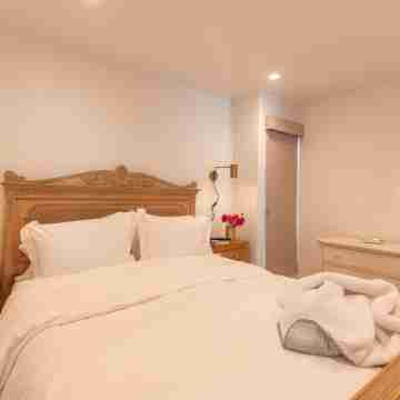 Carmel-By-The-Sea~~   Corner of Mission & 7th. ~~    2 Bedroom Luxury Apartment Rooms