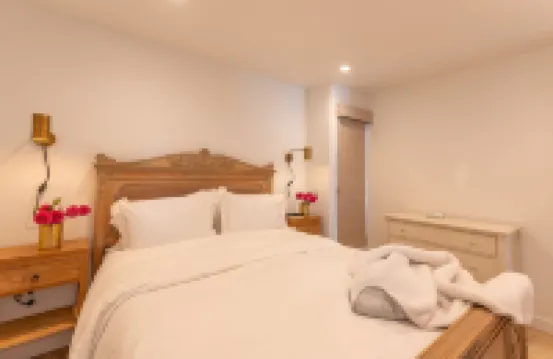 Carmel-By-The-Sea~~   Corner of Mission & 7th. ~~    2 Bedroom Luxury Apartment