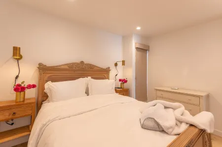 Carmel-By-The-Sea~~   Corner of Mission & 7th. ~~    2 Bedroom Luxury Apartment