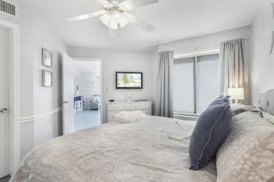 Family Beachside Retreat: Door to Sand in Two Minutes! Six Pools