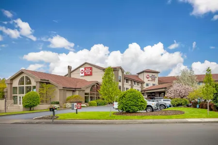 Best Western Plus Mill Creek Inn Отели рядом с достопримечательностью «Уилламетт»