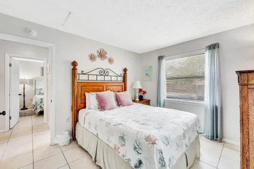 Breezy coastal duplex with easement access to private beach & deck- dog-friendly Hotel a Grove City