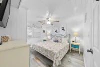 Cozy Retreat with Shared Backyard and Beach Access - Charming Getaway Hotels in Hampstead