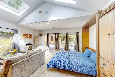 Charming ocean view home with two private hot tubs, pools, and washer/dryer