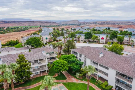 Sparkling Community Pools and Screened-in Balcony - Exquisite Paradise Retreat