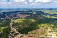Luxury Glamping in Treetop Dome + Dip Pool Hôtels à : Comte de Burnet
