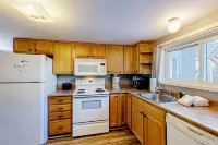 Riverfront studio with river view, full kitchen, & free WiFi Hotels in Springfield