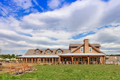 Charming Cottage - Fenced Yard, Firepit, High-Speed WiFi Hoteles en Littleton