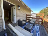 Luxurious Hot Tub and Expansive Backyard - Exquisite Garden Escape