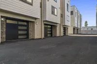 Prime Location Near Ocean and Downtown - Elegant Townhouse Retreat فنادق في أناكورتس
