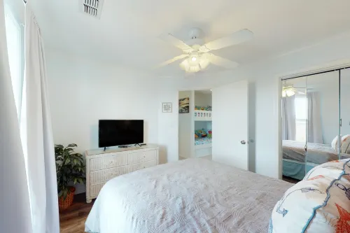 Beautiful oceanfront condo with pool, hot tub, beach access, balcony, & WiFi Các khách sạn ở Bãi biển Gulf Shores