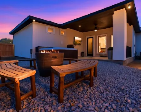 Modern Lakeside Retreat with arcade Games, & Jacuzzi – 5 Mins to Lake! Hoteles en Marble Falls