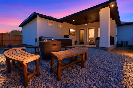 Modern Lakeside Retreat with arcade Games, & Jacuzzi – 5 Mins to Lake! Отели в г. Марбл Фолс