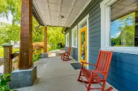 Desirable escape near downtown with firepit, fast WiFi, central AC & kitchenette Hotels in Swannanoa