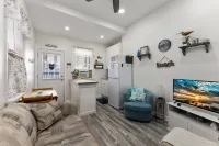 Steps to Pool and Beach with Modern Comforts - Charming Coastal Haven Hotel a Wildwood Crest