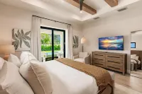 Heated Pool, Outdoor Kitchen and Bikes Included - Elegant Coastal Retreat Hotels in Naples Park
