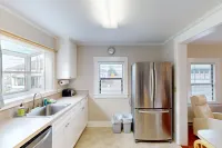 Cute, dog-friendly cottage w/ views in Nye Beach - walk to shops & the park Hotels in Newport