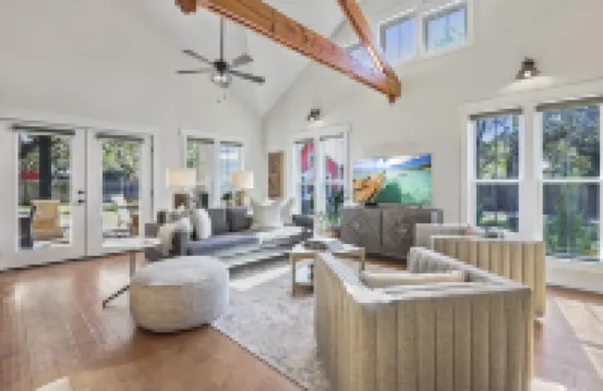 Cozy Living Room and Relaxing Outdoor Spa - Charming Getaway