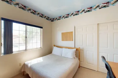Spacious home with WiFi, private patio & gas grill - close to downtown