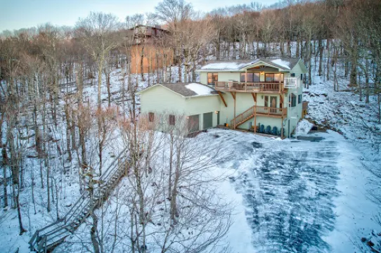 Cozy Hot Tub and Game Room Fun - Stunning Mountain Haven