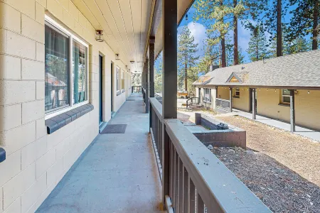 Delightful hotel with lakeview, golf, skiing, WiFi, & Netflix Отели в г. Кингс Бич