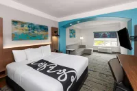 La Quinta Inn & Suites by Wyndham Angleton - parking