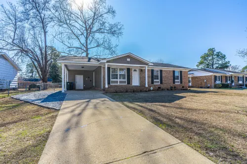 Tranquil Backyard and Modern Appliances - Cozy Family Retreat
