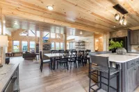 Hot Tub, Game Room and Scenic Views - Gorgeous Mountain Retreat