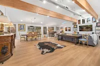 Spacious Living and Three Patios Near University - Charming Getaway Hotels in Fayetteville