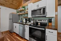 Alone At Last - New LUX Tiny Cabin - WiFi - Hot Tub Hotels in Campton