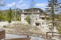 Cozy home w/ wood fireplace, near town - mountain views Hotels in Frisco