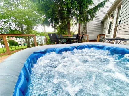 Shenandoah Views_All Suites_Spa tub_Near Caverns