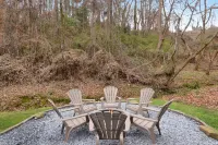 Stunning Retreat - Mountain Views, Hot Tub, Firepit Hotels in East Ellijay
