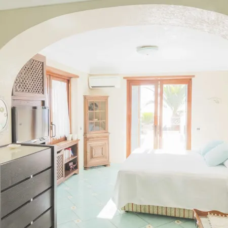 Villa Con Piscina Con 8 Camere Matrimoniali ad Anacapri, by la Canostra Capri