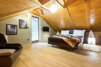 Amazing Chalet with Private Garden, Hot Tub, Sauna, Great Location by the River